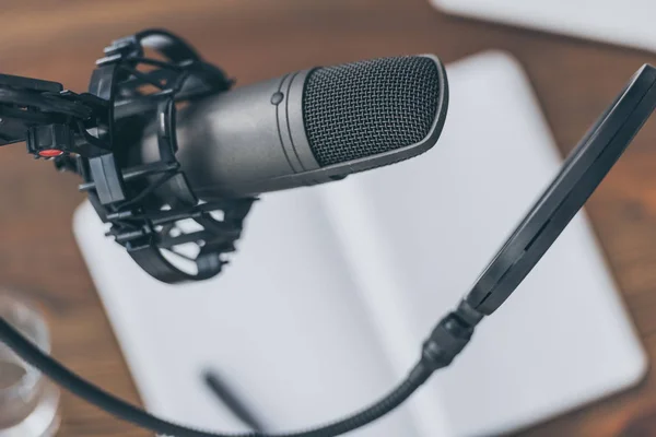 Enfoque selectivo del micrófono profesional en el estudio de radiodifusión - foto de stock