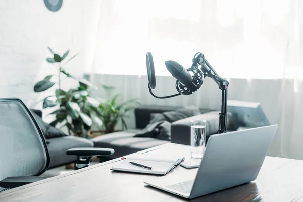 Estúdio de radiodifusão com laptop e microfone na mesa de madeira — Fotografia de Stock