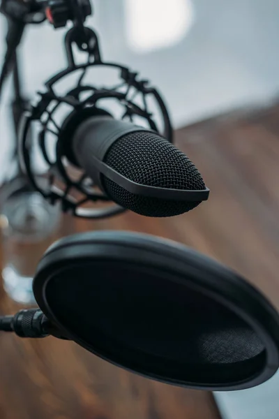 Vista de perto do microfone com membrana no estúdio de rádio — Fotografia de Stock