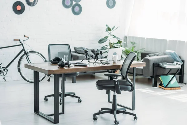 Studio radio meublé spacieux avec table, chaises de bureau et canapé — Photo de stock