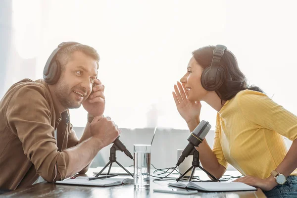 Deux animateurs de radio joyeux parler tout en enregistrant podcast en studio de radio — Photo de stock