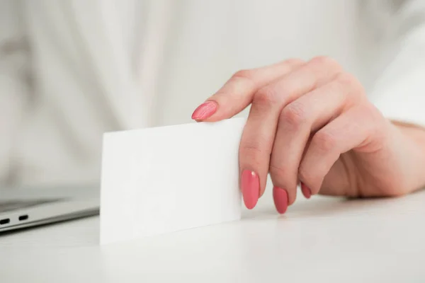Partial view of businesswoman holding white empty business card — Stock Photo