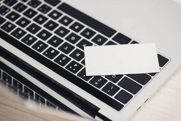 Weiße leere Visitenkarte auf Laptop-Tastatur im Büro — Stockfoto