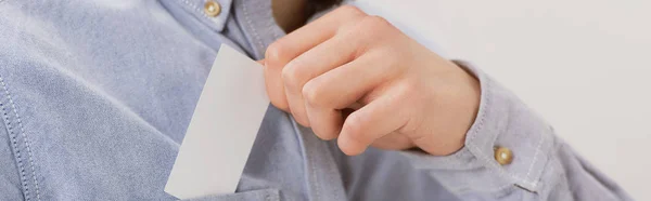 Vista parcial del hombre de negocios conseguir blanco tarjeta de visita en blanco de bolsillo, plano panorámico - foto de stock