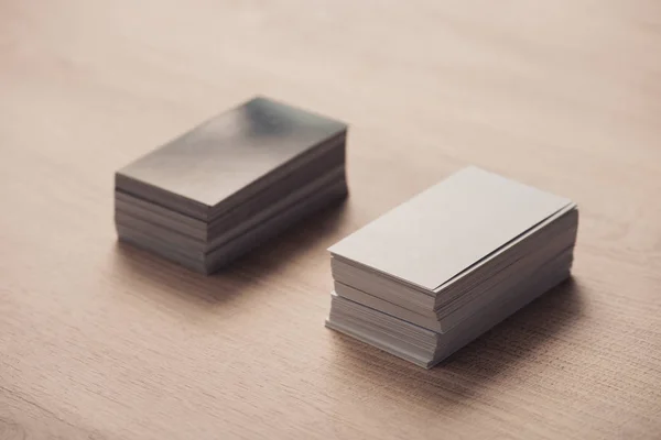 Pilhas de cartões de visita vazios em preto e branco na superfície de madeira — Fotografia de Stock