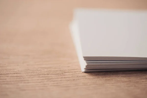 Mise au point sélective des cartes de visite blanches vides sur la surface en bois — Photo de stock