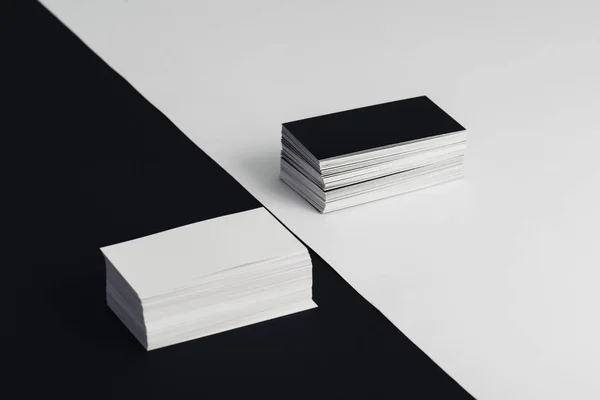 Stapel weißer und schwarzer leerer Visitenkarten auf schwarz-weißem Hintergrund — Stockfoto