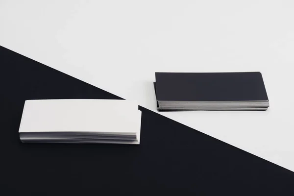 Стопки пустых черно-белых визиток на черно-белом фоне — стоковое фото