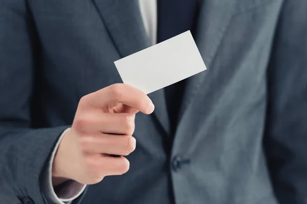 Ausgeschnittene Ansicht eines Geschäftsmannes, der leere Visitenkarte vor der Kamera präsentiert — Stockfoto