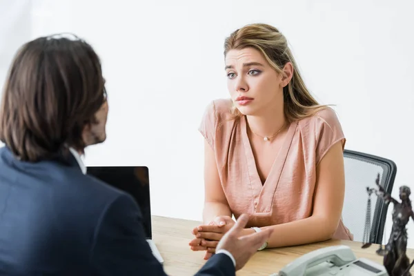 Avvocato parlando con donna sconvolta seduta in ufficio — Foto stock