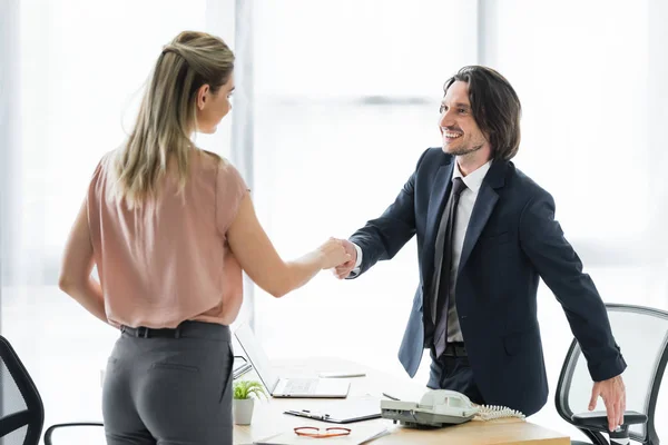 Щасливий бізнесмен тремтить руками з клієнтом в офісі — Stock Photo