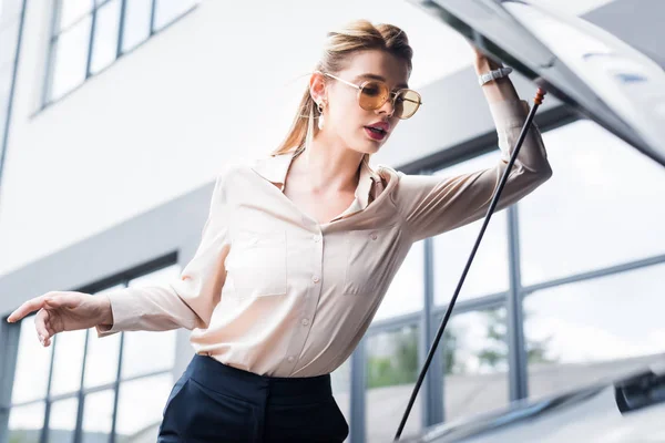 Femme d'affaires debout près d'auto cassé avec coffre ouvert, concept d'assurance auto — Photo de stock