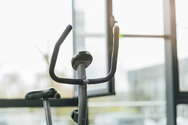 Selektive Fokussierung moderner Crossmaschine im Sportzentrum — Stockfoto