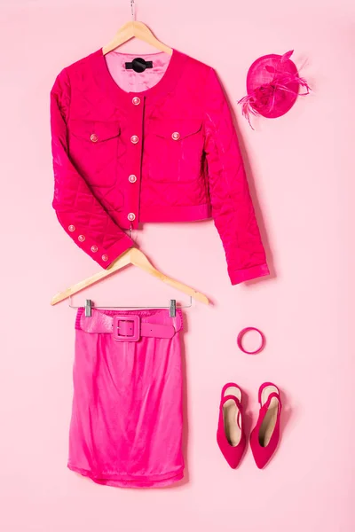 Vista dall'alto di vestiti organizzati e accessori isolati su rosa — Foto stock