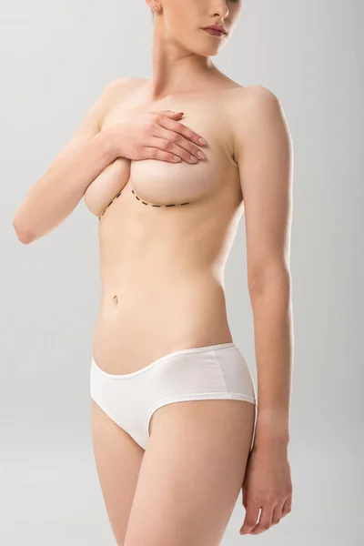Частковий вигляд жінки в трусиках з відмітками під грудьми ізольовані на сірому — стокове фото