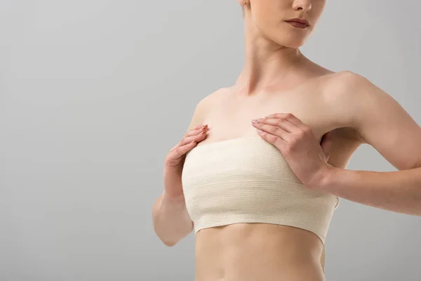 Vue recadrée de la femme avec bandage mammaire isolé sur gris — Photo de stock