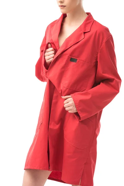 Vista recortada de la mujer en abrigo rojo aislado en blanco - foto de stock