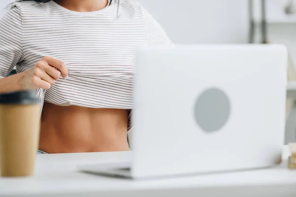 Ausgeschnittene Ansicht einer Frau, die ihren Körper zeigt und Laptop benutzt — Stockfoto