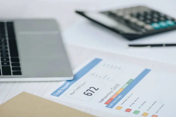Foco seletivo do relatório de crédito, laptop e calculadora na tabela — Fotografia de Stock