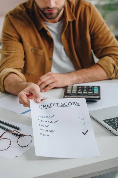 Cropped view of man in shirt holding credit score — Stock Photo
