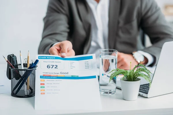 Vista recortada del hombre en el informe de crédito de posesión de desgaste formal - foto de stock