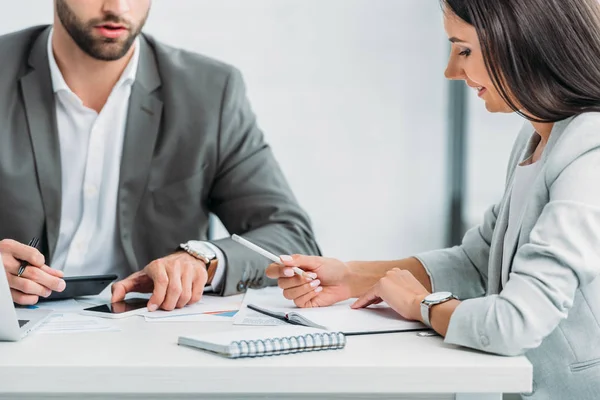 Recortado vista de hombre y hermosa mujer en trajes hablando — Stock Photo