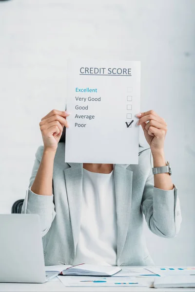 Mulher em desgaste formal mostrando pontuação de crédito no escritório — Fotografia de Stock