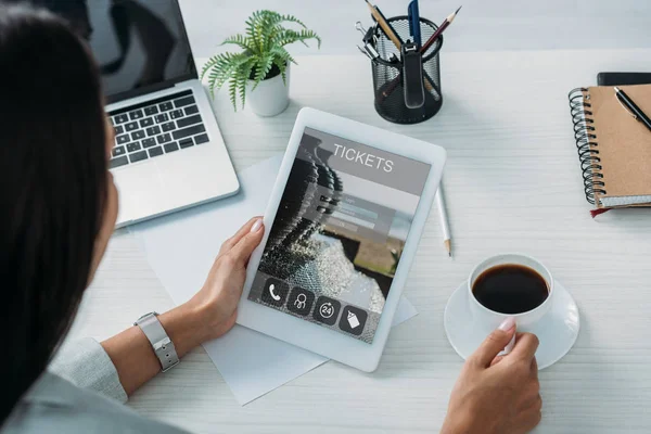 Vista ritagliata di donna con tablet digitale con biglietti sito web sullo schermo — Foto stock