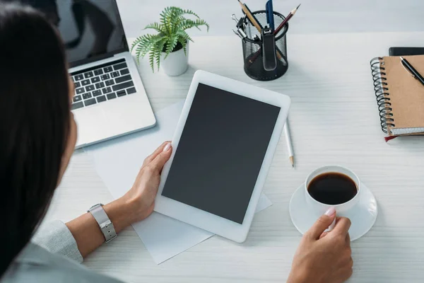 Vista recortada de la mujer sosteniendo tableta digital con espacio de copia - foto de stock