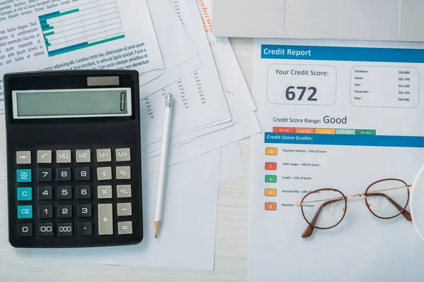 Kreditbericht, Taschenrechner, Brille und Bleistift von oben — Stockfoto