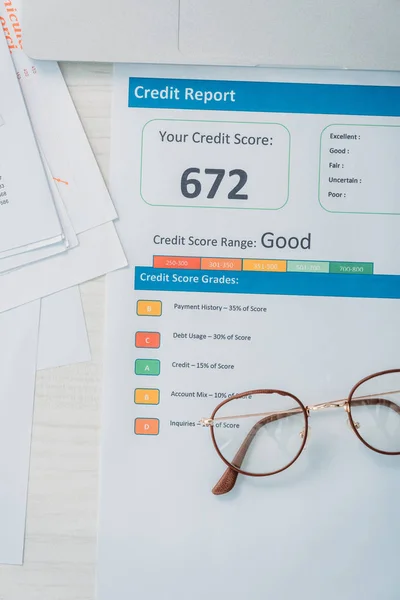 Vista superior do relatório de crédito e óculos na mesa — Fotografia de Stock