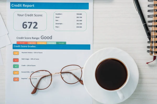 Vista superior de óculos, xícara com café e relatório de crédito — Fotografia de Stock