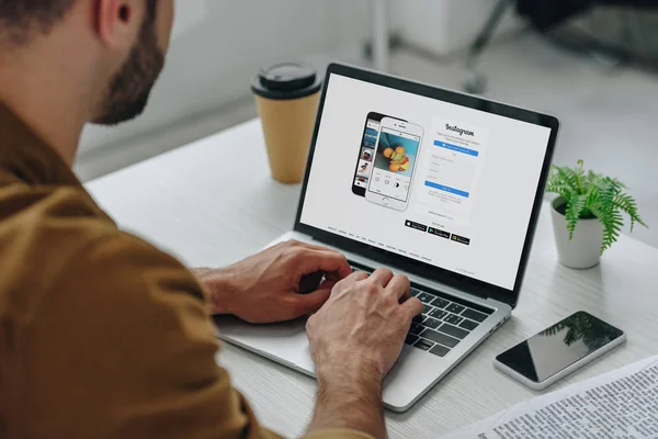 Vista cortada do homem usando laptop com site instagram na tela — Fotografia de Stock