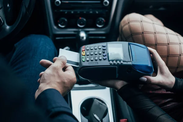 Ansicht von oben: Kunde bezahlt mit Kreditkarte in der Nähe von Prostituierten im Auto — Stockfoto