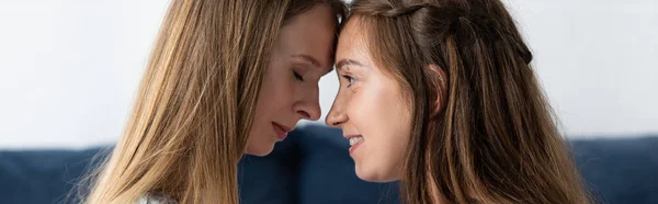Colpo panoramico di due lesbiche che toccano la fronte a casa — Foto stock