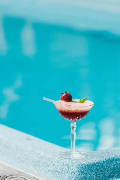 Selektiver Fokus von Cocktailgläsern mit Alkohol in Schwimmbadnähe — Stockfoto