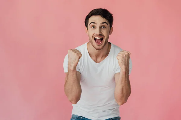 Vue de face de l'homme musclé excité en t-shirt blanc montrant oui geste isolé sur rose — Photo de stock