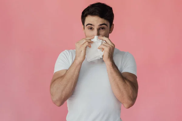 Vista frontale dell'uomo muscoloso in t-shirt bianca con tovagliolo isolato su rosa — Foto stock