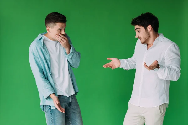 Deux hommes inquiets en chemises geste isolé sur vert — Photo de stock