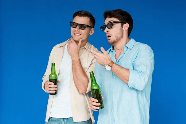 Dois amigos em óculos 3d segurando garrafas de cerveja isolada em azul — Fotografia de Stock
