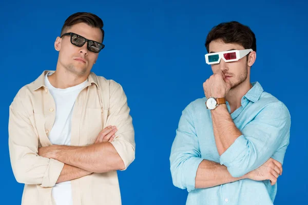 Deux amis sérieux dans des lunettes 3D isolé sur bleu — Photo de stock