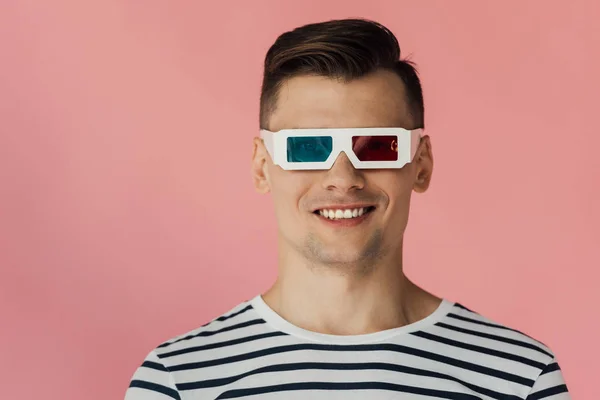 Vista frontal del joven sonriente en gafas 3D aisladas en rosa - foto de stock