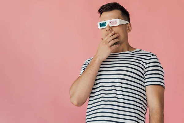Surpris jeune homme en lunettes 3D et t-shirt rayé regardant loin isolé sur rose — Photo de stock