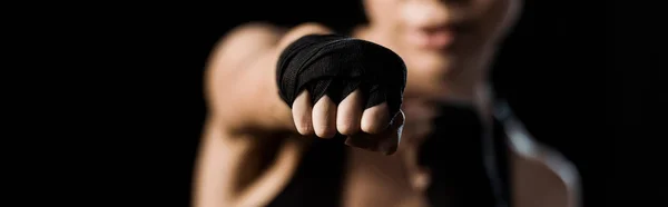 Tiro panorâmico de menina boxe em luvas isoladas em preto — Fotografia de Stock