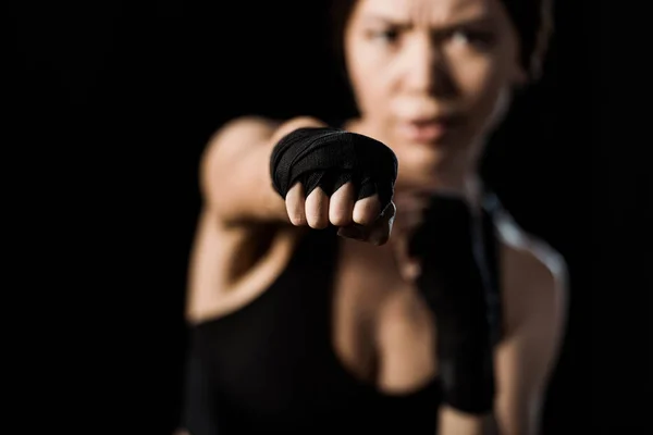 Focalizzazione selettiva della donna pugilato in guanti isolati su nero — Foto stock