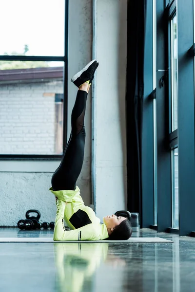 Menina atraente fazendo ombro stand exercício no tapete de fitness — Fotografia de Stock