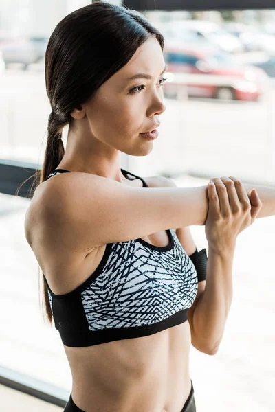 Jeune femme athlétique travaillant dans un centre sportif — Photo de stock