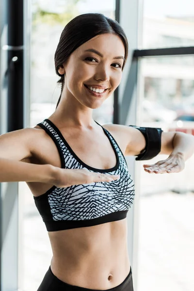Mujer atlética feliz haciendo ejercicio en el centro deportivo - foto de stock