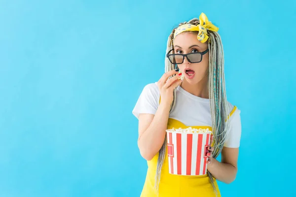 Menina com dreadlocks em 3d óculos comer pipoca isolada em turquesa — Fotografia de Stock