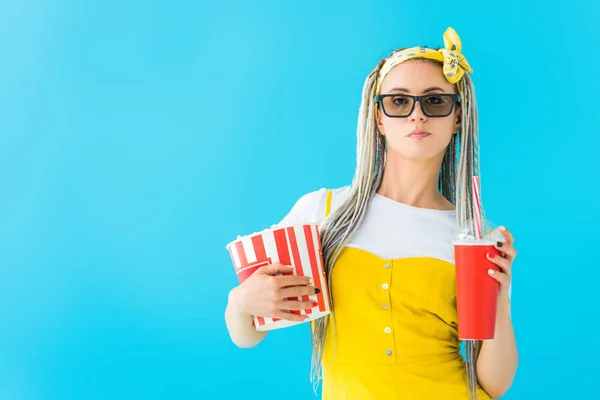 Fille avec dreadlocks dans 3d verres tenant boisson gazeuse et pop-corn isolé sur turquoise — Photo de stock